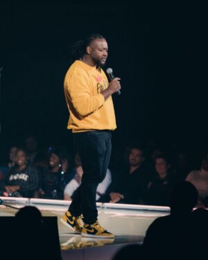 Eddy King Instagram - En première partie de @farylopesb ! Thanks again my G!👊🏾👊🏾
.
📸: @homayoun @portfolihomayoun 
.
.
.
.
.
.
.
.
#domedeparis #fary #eddyking #paris #humour #standupcomedy #Mokonzi #paris #514 #243 #RDC #Congo