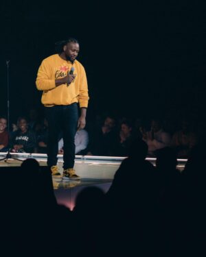 Eddy King Instagram - En première partie de @farylopesb ! Thanks again my G!👊🏾👊🏾
.
📸: @homayoun @portfolihomayoun 
.
.
.
.
.
.
.
.
#domedeparis #fary #eddyking #paris #humour #standupcomedy #Mokonzi #paris #514 #243 #RDC #Congo