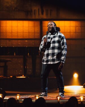 Eddy King Instagram - Grooooos merci à mon frérot @jasonbrokerss de m’avoir invité sur son gala à @montreuxcomedy !! C’était un vrai délire en famille!! S/O à @virgfortin et @redasaouiofficiel on a représenté notre L’aile #514🤣🤣 Mention spéciale à mon frérot @mehdibousaidan pour m’avoir aidé à travailler sur mon set, sans toi j’étais cuit!!😅😅😅
.
.
📸: @bylucadevita 
.
.
.
.
.
.
.
.
.
#montreux #montreuxcomedy #suisse #swizerland #humour #comedy #standupcomedy #514 #Montreal #humoriste #rdc #congo #243 #mokonzi #EDDYKING