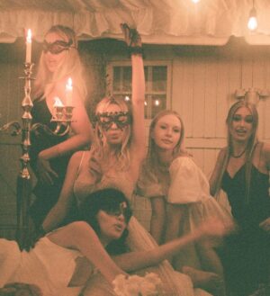 Eden McCoy Instagram - 🎀Do u recognize me 🕯🦢