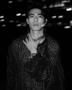 Edward Chen Instagram - 2024新年快樂！
在台上看著大家，很幸福

我們今年都要愈來愈好❤️

📸 @shawnsun.photography