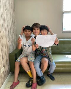 Edward Chen Instagram - 他們還沒學會寫字，但是他們最後用寫字來表達愛。 - 1.「打勾勾不許騙」這是我為了讓他們答應我長大之後還會記得我的無賴承諾語！ 2.我很愛偷偷搔癢他們，因為他們都會吃對方的醋或者有時候吵架氣噗噗，但最終因為搔癢總是會和好！ 3.他說他很愛抖音神曲！每天要我唱給他聽，我也因此學會一堆洗腦神曲，收工他們回家睡覺了我還在路上一路哼到家裡 4.嗯…釋小願很愛我的鬍渣，原本戲裡都是刮乾淨的，但為了讓他撓癢癢我會偷偷等到開工了才刮！ 5.又是蟲，到哪都有蟲，沒關係，我跟他們說這些蟲都是訓練他們變成功夫王者的挑戰，所以他們不會讓任何蟲靠近我！為了不是保護我而是為了證明他們是功夫王者！ 6.純粹展現….小孩子無限的電量…..辛苦了昊森….. - 好了，這是今天的小子回憶錄：） @kidsmovie0208 #小子