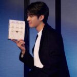 Edward Chen Instagram - 你最喜歡什麼季節？ 一直以來，我都喜歡春天的芬芳，夏天的活力，秋天的寧靜，冬天的優雅 要我真的選，我可能也選不太出來 但我很喜歡的是每年年尾的聖誕節時刻，每到此刻都有一種回顧今年，感謝身邊的人，感謝有你有我，又一起度過了一年的感覺 或許每一年都有很多不同的挑戰，有不同的哀樂喜怒 但走著走著 我們是不是也都走過來了呢？ 聖誕佳節也是個好好送禮感謝身邊的人的時刻，今年全新改版的聖誕限量《迪奧經典美妝精巧禮盒》，外型打造成一座迷你迪奧旗艦店造型，很適合送給陪著我們度過一年又一年、陪伴了每一個獨特時刻的人唷😜 裡面包含4個必收藏的驚喜，包含Miss Dior & J'adore香水、小粉鑽精華、藍星唇膏等，經典又實用，展現品味與心意。 11月了，天漸漸涼了，希望你們一切都好。 @DiorBeauty #DreamInDior #DiorHoliday @DIOR