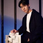 Edward Chen Instagram - 你最喜歡什麼季節？ 一直以來，我都喜歡春天的芬芳，夏天的活力，秋天的寧靜，冬天的優雅 要我真的選，我可能也選不太出來 但我很喜歡的是每年年尾的聖誕節時刻，每到此刻都有一種回顧今年，感謝身邊的人，感謝有你有我，又一起度過了一年的感覺 或許每一年都有很多不同的挑戰，有不同的哀樂喜怒 但走著走著 我們是不是也都走過來了呢？ 聖誕佳節也是個好好送禮感謝身邊的人的時刻，今年全新改版的聖誕限量《迪奧經典美妝精巧禮盒》，外型打造成一座迷你迪奧旗艦店造型，很適合送給陪著我們度過一年又一年、陪伴了每一個獨特時刻的人唷😜 裡面包含4個必收藏的驚喜，包含Miss Dior & J'adore香水、小粉鑽精華、藍星唇膏等，經典又實用，展現品味與心意。 11月了，天漸漸涼了，希望你們一切都好。 @DiorBeauty #DreamInDior #DiorHoliday @DIOR