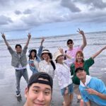Edward Chen Instagram - 人生第一次實境就這樣完成了 首先要先謝謝小任，一開始我怕得要死，每天她都在我旁邊像帶小孩一樣怕我餓拍我睏，阿我就像小孩子一樣放電放完就臭臉，這次還多了一個短短，真的最累的是她！ 再來是謝謝這趟旅程遇到的所有人，很開心交到一群無話不談的朋友，很開心這過程裡面有開心、難過、爭執、和解，這些過程都因我們的真心而到達一個美麗的和諧，謝謝你們讓我知道與其擔心自己做不到更應該相信所有人都會幫你完成它！愛你們光開門的每位夥伴！ 最後，謝謝所有支持跟知道光開門的朋友們，謝謝你們願意用心感受，然後跟著我們生活很多很多天，慢慢的瞭解我們、鼓勵跟愛我們！也許不是多好，但因為你們的支持我相信它更好一點點了！ @light.reality.tv @ericchou0622 @zkuanchen @chenyihan1112 @loveruby_official @cheryllovel0ve @aohsuehfu