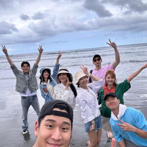 Edward Chen Instagram - 人生第一次實境就這樣完成了

首先要先謝謝小任，一開始我怕得要死，每天她都在我旁邊像帶小孩一樣怕我餓拍我睏，阿我就像小孩子一樣放電放完就臭臉，這次還多了一個短短，真的最累的是她！

再來是謝謝這趟旅程遇到的所有人，很開心交到一群無話不談的朋友，很開心這過程裡面有開心、難過、爭執、和解，這些過程都因我們的真心而到達一個美麗的和諧，謝謝你們讓我知道與其擔心自己做不到更應該相信所有人都會幫你完成它！愛你們光開門的每位夥伴！

最後，謝謝所有支持跟知道光開門的朋友們，謝謝你們願意用心感受，然後跟著我們生活很多很多天，慢慢的瞭解我們、鼓勵跟愛我們！也許不是多好，但因為你們的支持我相信它更好一點點了！

@light.reality.tv @ericchou0622 @zkuanchen @chenyihan1112 @loveruby_official @cheryllovel0ve @aohsuehfu