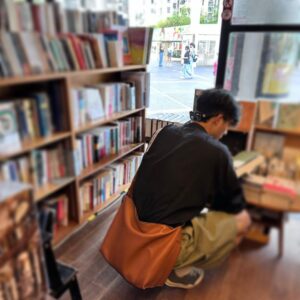 Edward Chen Instagram - 短暫的逃離了社群一下…

前陣子，因為拍戲的關係我把它都刪了…
這是我專心的一種辦法，刻在的時候我也是這麼做的。

沒有社群之後，我發現我會無意識的把手機滑開，但我不知道自己要點開什麼後又把手機關了起來，過一陣子後才能習慣沒有它的日子…

後來我變得很平靜，我多了好多時間去看「人」和感受、回想「事」，想通了好多事情，情緒跟心思也慢慢找回細膩

戲拍完了，它回來了…
看來它沒有不習慣我的不在，但我變得不習慣了，因為它，我最近被撕裂了好幾次，也受傷了好幾回，想想它可能是我跟很多人的唯一連結所以選擇鼓起勇氣，但希望它終究不要是那個你認識我的唯一方式。

努力看不到，但努力看得見，繼續生活。