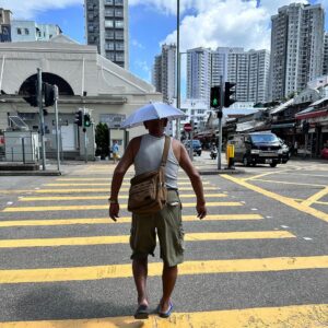 Edward Chen Instagram - 短暫的逃離了社群一下… 前陣子，因為拍戲的關係我把它都刪了… 這是我專心的一種辦法，刻在的時候我也是這麼做的。 沒有社群之後，我發現我會無意識的把手機滑開，但我不知道自己要點開什麼後又把手機關了起來，過一陣子後才能習慣沒有它的日子… 後來我變得很平靜，我多了好多時間去看「人」和感受、回想「事」，想通了好多事情，情緒跟心思也慢慢找回細膩 戲拍完了，它回來了… 看來它沒有不習慣我的不在，但我變得不習慣了，因為它，我最近被撕裂了好幾次，也受傷了好幾回，想想它可能是我跟很多人的唯一連結所以選擇鼓起勇氣，但希望它終究不要是那個你認識我的唯一方式。 努力看不到，但努力看得見，繼續生活。