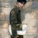 Edward Chen Instagram – 陽光是刺眼的，草地是鬆軟的，和#bottegaveneta 的午後是開森的

#BV七夕限定系列