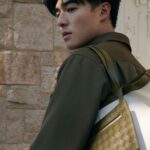 Edward Chen Instagram – 陽光是刺眼的，草地是鬆軟的，和#bottegaveneta 的午後是開森的

#BV七夕限定系列