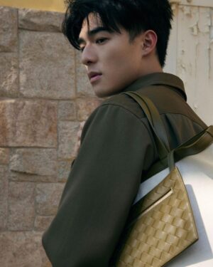 Edward Chen Instagram - 陽光是刺眼的，草地是鬆軟的，和#bottegaveneta 的午後是開森的

#BV七夕限定系列