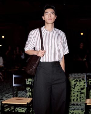 Edward Chen Instagram - Loved the show!🩵 Let’s see what a wonderful night～Fantastico！👜🕶️
#bottegaveneta @matthieu_blazy