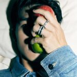 Edward Chen Instagram – 謝謝 @gqchina ，一個好棒的夜晚，也是一個多重身份的夜晚，知道要演出的時候心裡想了要唱什麼想了很久，一方面真的好希望能唱自己的歌在那樣大的舞台，一方面害怕那麼久沒在台上唱歌會不會太多不可控，最後的決定我選擇了最不擅長跟最難的那條路「自彈自唱」
–
我會記得前一晚我的心跳快到我睡不著，我會記得我為了這首歌不停反覆的練習的過程，我會記得我從彩排到上台所有享受的時刻，我會記得那種要吸飽一口氣好難的感覺，會記得台下每一張臉孔，會記得汗水滴進眼睛時我卻只能專心聽著自己的聲音告訴自己別管！繼續唱！會記得當我很緊張到發冷的時候團隊跟樂手老師們不停的在我旁邊要我放輕鬆為我加油！
–
平時我把感覺都記錄在記事本裡，這次我把所有感受用文章發出來，是因為希望在某年某日回顧的時候，你和我會記得因為這些感受如此強烈所以我會努力繼續唱著，努力愛著每個你們！