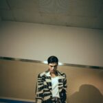 Edward Chen Instagram – 謝謝 @gqchina ，一個好棒的夜晚，也是一個多重身份的夜晚，知道要演出的時候心裡想了要唱什麼想了很久，一方面真的好希望能唱自己的歌在那樣大的舞台，一方面害怕那麼久沒在台上唱歌會不會太多不可控，最後的決定我選擇了最不擅長跟最難的那條路「自彈自唱」
–
我會記得前一晚我的心跳快到我睡不著，我會記得我為了這首歌不停反覆的練習的過程，我會記得我從彩排到上台所有享受的時刻，我會記得那種要吸飽一口氣好難的感覺，會記得台下每一張臉孔，會記得汗水滴進眼睛時我卻只能專心聽著自己的聲音告訴自己別管！繼續唱！會記得當我很緊張到發冷的時候團隊跟樂手老師們不停的在我旁邊要我放輕鬆為我加油！
–
平時我把感覺都記錄在記事本裡，這次我把所有感受用文章發出來，是因為希望在某年某日回顧的時候，你和我會記得因為這些感受如此強烈所以我會努力繼續唱著，努力愛著每個你們！