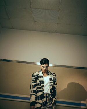 Edward Chen Instagram - 謝謝 @gqchina ，一個好棒的夜晚，也是一個多重身份的夜晚，知道要演出的時候心裡想了要唱什麼想了很久，一方面真的好希望能唱自己的歌在那樣大的舞台，一方面害怕那麼久沒在台上唱歌會不會太多不可控，最後的決定我選擇了最不擅長跟最難的那條路「自彈自唱」
-
我會記得前一晚我的心跳快到我睡不著，我會記得我為了這首歌不停反覆的練習的過程，我會記得我從彩排到上台所有享受的時刻，我會記得那種要吸飽一口氣好難的感覺，會記得台下每一張臉孔，會記得汗水滴進眼睛時我卻只能專心聽著自己的聲音告訴自己別管！繼續唱！會記得當我很緊張到發冷的時候團隊跟樂手老師們不停的在我旁邊要我放輕鬆為我加油！
-
平時我把感覺都記錄在記事本裡，這次我把所有感受用文章發出來，是因為希望在某年某日回顧的時候，你和我會記得因為這些感受如此強烈所以我會努力繼續唱著，努力愛著每個你們！