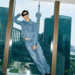 Edward Chen Instagram – 謝謝 @gqchina ，一個好棒的夜晚，也是一個多重身份的夜晚，知道要演出的時候心裡想了要唱什麼想了很久，一方面真的好希望能唱自己的歌在那樣大的舞台，一方面害怕那麼久沒在台上唱歌會不會太多不可控，最後的決定我選擇了最不擅長跟最難的那條路「自彈自唱」
–
我會記得前一晚我的心跳快到我睡不著，我會記得我為了這首歌不停反覆的練習的過程，我會記得我從彩排到上台所有享受的時刻，我會記得那種要吸飽一口氣好難的感覺，會記得台下每一張臉孔，會記得汗水滴進眼睛時我卻只能專心聽著自己的聲音告訴自己別管！繼續唱！會記得當我很緊張到發冷的時候團隊跟樂手老師們不停的在我旁邊要我放輕鬆為我加油！
–
平時我把感覺都記錄在記事本裡，這次我把所有感受用文章發出來，是因為希望在某年某日回顧的時候，你和我會記得因為這些感受如此強烈所以我會努力繼續唱著，努力愛著每個你們！