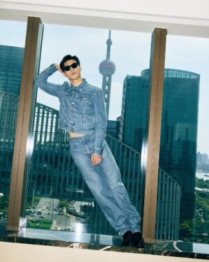 Edward Chen Instagram - 謝謝 @gqchina ，一個好棒的夜晚，也是一個多重身份的夜晚，知道要演出的時候心裡想了要唱什麼想了很久，一方面真的好希望能唱自己的歌在那樣大的舞台，一方面害怕那麼久沒在台上唱歌會不會太多不可控，最後的決定我選擇了最不擅長跟最難的那條路「自彈自唱」
-
我會記得前一晚我的心跳快到我睡不著，我會記得我為了這首歌不停反覆的練習的過程，我會記得我從彩排到上台所有享受的時刻，我會記得那種要吸飽一口氣好難的感覺，會記得台下每一張臉孔，會記得汗水滴進眼睛時我卻只能專心聽著自己的聲音告訴自己別管！繼續唱！會記得當我很緊張到發冷的時候團隊跟樂手老師們不停的在我旁邊要我放輕鬆為我加油！
-
平時我把感覺都記錄在記事本裡，這次我把所有感受用文章發出來，是因為希望在某年某日回顧的時候，你和我會記得因為這些感受如此強烈所以我會努力繼續唱著，努力愛著每個你們！
