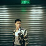 Edward Chen Instagram – 謝謝 @gqchina ，一個好棒的夜晚，也是一個多重身份的夜晚，知道要演出的時候心裡想了要唱什麼想了很久，一方面真的好希望能唱自己的歌在那樣大的舞台，一方面害怕那麼久沒在台上唱歌會不會太多不可控，最後的決定我選擇了最不擅長跟最難的那條路「自彈自唱」
–
我會記得前一晚我的心跳快到我睡不著，我會記得我為了這首歌不停反覆的練習的過程，我會記得我從彩排到上台所有享受的時刻，我會記得那種要吸飽一口氣好難的感覺，會記得台下每一張臉孔，會記得汗水滴進眼睛時我卻只能專心聽著自己的聲音告訴自己別管！繼續唱！會記得當我很緊張到發冷的時候團隊跟樂手老師們不停的在我旁邊要我放輕鬆為我加油！
–
平時我把感覺都記錄在記事本裡，這次我把所有感受用文章發出來，是因為希望在某年某日回顧的時候，你和我會記得因為這些感受如此強烈所以我會努力繼續唱著，努力愛著每個你們！
