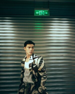 Edward Chen Instagram - 謝謝 @gqchina ，一個好棒的夜晚，也是一個多重身份的夜晚，知道要演出的時候心裡想了要唱什麼想了很久，一方面真的好希望能唱自己的歌在那樣大的舞台，一方面害怕那麼久沒在台上唱歌會不會太多不可控，最後的決定我選擇了最不擅長跟最難的那條路「自彈自唱」
-
我會記得前一晚我的心跳快到我睡不著，我會記得我為了這首歌不停反覆的練習的過程，我會記得我從彩排到上台所有享受的時刻，我會記得那種要吸飽一口氣好難的感覺，會記得台下每一張臉孔，會記得汗水滴進眼睛時我卻只能專心聽著自己的聲音告訴自己別管！繼續唱！會記得當我很緊張到發冷的時候團隊跟樂手老師們不停的在我旁邊要我放輕鬆為我加油！
-
平時我把感覺都記錄在記事本裡，這次我把所有感受用文章發出來，是因為希望在某年某日回顧的時候，你和我會記得因為這些感受如此強烈所以我會努力繼續唱著，努力愛著每個你們！