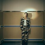 Edward Chen Instagram – 謝謝 @gqchina ，一個好棒的夜晚，也是一個多重身份的夜晚，知道要演出的時候心裡想了要唱什麼想了很久，一方面真的好希望能唱自己的歌在那樣大的舞台，一方面害怕那麼久沒在台上唱歌會不會太多不可控，最後的決定我選擇了最不擅長跟最難的那條路「自彈自唱」
–
我會記得前一晚我的心跳快到我睡不著，我會記得我為了這首歌不停反覆的練習的過程，我會記得我從彩排到上台所有享受的時刻，我會記得那種要吸飽一口氣好難的感覺，會記得台下每一張臉孔，會記得汗水滴進眼睛時我卻只能專心聽著自己的聲音告訴自己別管！繼續唱！會記得當我很緊張到發冷的時候團隊跟樂手老師們不停的在我旁邊要我放輕鬆為我加油！
–
平時我把感覺都記錄在記事本裡，這次我把所有感受用文章發出來，是因為希望在某年某日回顧的時候，你和我會記得因為這些感受如此強烈所以我會努力繼續唱著，努力愛著每個你們！