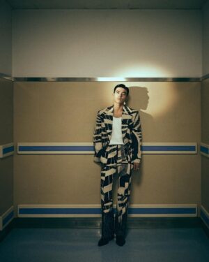 Edward Chen Instagram - 謝謝 @gqchina ，一個好棒的夜晚，也是一個多重身份的夜晚，知道要演出的時候心裡想了要唱什麼想了很久，一方面真的好希望能唱自己的歌在那樣大的舞台，一方面害怕那麼久沒在台上唱歌會不會太多不可控，最後的決定我選擇了最不擅長跟最難的那條路「自彈自唱」
-
我會記得前一晚我的心跳快到我睡不著，我會記得我為了這首歌不停反覆的練習的過程，我會記得我從彩排到上台所有享受的時刻，我會記得那種要吸飽一口氣好難的感覺，會記得台下每一張臉孔，會記得汗水滴進眼睛時我卻只能專心聽著自己的聲音告訴自己別管！繼續唱！會記得當我很緊張到發冷的時候團隊跟樂手老師們不停的在我旁邊要我放輕鬆為我加油！
-
平時我把感覺都記錄在記事本裡，這次我把所有感受用文章發出來，是因為希望在某年某日回顧的時候，你和我會記得因為這些感受如此強烈所以我會努力繼續唱著，努力愛著每個你們！