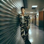 Edward Chen Instagram – 謝謝 @gqchina ，一個好棒的夜晚，也是一個多重身份的夜晚，知道要演出的時候心裡想了要唱什麼想了很久，一方面真的好希望能唱自己的歌在那樣大的舞台，一方面害怕那麼久沒在台上唱歌會不會太多不可控，最後的決定我選擇了最不擅長跟最難的那條路「自彈自唱」
–
我會記得前一晚我的心跳快到我睡不著，我會記得我為了這首歌不停反覆的練習的過程，我會記得我從彩排到上台所有享受的時刻，我會記得那種要吸飽一口氣好難的感覺，會記得台下每一張臉孔，會記得汗水滴進眼睛時我卻只能專心聽著自己的聲音告訴自己別管！繼續唱！會記得當我很緊張到發冷的時候團隊跟樂手老師們不停的在我旁邊要我放輕鬆為我加油！
–
平時我把感覺都記錄在記事本裡，這次我把所有感受用文章發出來，是因為希望在某年某日回顧的時候，你和我會記得因為這些感受如此強烈所以我會努力繼續唱著，努力愛著每個你們！