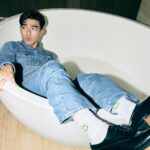 Edward Chen Instagram – 謝謝 @gqchina ，一個好棒的夜晚，也是一個多重身份的夜晚，知道要演出的時候心裡想了要唱什麼想了很久，一方面真的好希望能唱自己的歌在那樣大的舞台，一方面害怕那麼久沒在台上唱歌會不會太多不可控，最後的決定我選擇了最不擅長跟最難的那條路「自彈自唱」
–
我會記得前一晚我的心跳快到我睡不著，我會記得我為了這首歌不停反覆的練習的過程，我會記得我從彩排到上台所有享受的時刻，我會記得那種要吸飽一口氣好難的感覺，會記得台下每一張臉孔，會記得汗水滴進眼睛時我卻只能專心聽著自己的聲音告訴自己別管！繼續唱！會記得當我很緊張到發冷的時候團隊跟樂手老師們不停的在我旁邊要我放輕鬆為我加油！
–
平時我把感覺都記錄在記事本裡，這次我把所有感受用文章發出來，是因為希望在某年某日回顧的時候，你和我會記得因為這些感受如此強烈所以我會努力繼續唱著，努力愛著每個你們！