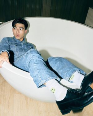 Edward Chen Instagram - 謝謝 @gqchina ，一個好棒的夜晚，也是一個多重身份的夜晚，知道要演出的時候心裡想了要唱什麼想了很久，一方面真的好希望能唱自己的歌在那樣大的舞台，一方面害怕那麼久沒在台上唱歌會不會太多不可控，最後的決定我選擇了最不擅長跟最難的那條路「自彈自唱」
-
我會記得前一晚我的心跳快到我睡不著，我會記得我為了這首歌不停反覆的練習的過程，我會記得我從彩排到上台所有享受的時刻，我會記得那種要吸飽一口氣好難的感覺，會記得台下每一張臉孔，會記得汗水滴進眼睛時我卻只能專心聽著自己的聲音告訴自己別管！繼續唱！會記得當我很緊張到發冷的時候團隊跟樂手老師們不停的在我旁邊要我放輕鬆為我加油！
-
平時我把感覺都記錄在記事本裡，這次我把所有感受用文章發出來，是因為希望在某年某日回顧的時候，你和我會記得因為這些感受如此強烈所以我會努力繼續唱著，努力愛著每個你們！