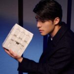 Edward Chen Instagram - 你最喜歡什麼季節？ 一直以來，我都喜歡春天的芬芳，夏天的活力，秋天的寧靜，冬天的優雅 要我真的選，我可能也選不太出來 但我很喜歡的是每年年尾的聖誕節時刻，每到此刻都有一種回顧今年，感謝身邊的人，感謝有你有我，又一起度過了一年的感覺 或許每一年都有很多不同的挑戰，有不同的哀樂喜怒 但走著走著 我們是不是也都走過來了呢？ 聖誕佳節也是個好好送禮感謝身邊的人的時刻，今年全新改版的聖誕限量《迪奧經典美妝精巧禮盒》，外型打造成一座迷你迪奧旗艦店造型，很適合送給陪著我們度過一年又一年、陪伴了每一個獨特時刻的人唷😜 裡面包含4個必收藏的驚喜，包含Miss Dior & J'adore香水、小粉鑽精華、藍星唇膏等，經典又實用，展現品味與心意。 11月了，天漸漸涼了，希望你們一切都好。 @DiorBeauty #DreamInDior #DiorHoliday @DIOR