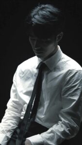 Edward Chen Instagram - · #陳昊森 首張個人專輯 首波單曲《 #孤傲 Aloof 》🪑 　 10/11 全球數位平台同步上架 　 📻 Hit FM聯播網首播 10/9 10AM、5PM、11PM 10/10 5AM、3PM、10PM 10/11 4AM、12PM、7PM *以上時間均指時段並非準整點即播出