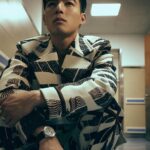 Edward Chen Instagram – 謝謝 @gqchina ，一個好棒的夜晚，也是一個多重身份的夜晚，知道要演出的時候心裡想了要唱什麼想了很久，一方面真的好希望能唱自己的歌在那樣大的舞台，一方面害怕那麼久沒在台上唱歌會不會太多不可控，最後的決定我選擇了最不擅長跟最難的那條路「自彈自唱」
–
我會記得前一晚我的心跳快到我睡不著，我會記得我為了這首歌不停反覆的練習的過程，我會記得我從彩排到上台所有享受的時刻，我會記得那種要吸飽一口氣好難的感覺，會記得台下每一張臉孔，會記得汗水滴進眼睛時我卻只能專心聽著自己的聲音告訴自己別管！繼續唱！會記得當我很緊張到發冷的時候團隊跟樂手老師們不停的在我旁邊要我放輕鬆為我加油！
–
平時我把感覺都記錄在記事本裡，這次我把所有感受用文章發出來，是因為希望在某年某日回顧的時候，你和我會記得因為這些感受如此強烈所以我會努力繼續唱著，努力愛著每個你們！