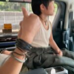 Edward Chen Instagram - 他們還沒學會寫字，但是他們最後用寫字來表達愛。 - 1.「打勾勾不許騙」這是我為了讓他們答應我長大之後還會記得我的無賴承諾語！ 2.我很愛偷偷搔癢他們，因為他們都會吃對方的醋或者有時候吵架氣噗噗，但最終因為搔癢總是會和好！ 3.他說他很愛抖音神曲！每天要我唱給他聽，我也因此學會一堆洗腦神曲，收工他們回家睡覺了我還在路上一路哼到家裡 4.嗯…釋小願很愛我的鬍渣，原本戲裡都是刮乾淨的，但為了讓他撓癢癢我會偷偷等到開工了才刮！ 5.又是蟲，到哪都有蟲，沒關係，我跟他們說這些蟲都是訓練他們變成功夫王者的挑戰，所以他們不會讓任何蟲靠近我！為了不是保護我而是為了證明他們是功夫王者！ 6.純粹展現….小孩子無限的電量…..辛苦了昊森….. - 好了，這是今天的小子回憶錄：） @kidsmovie0208 #小子