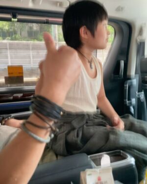 Edward Chen Instagram - 他們還沒學會寫字，但是他們最後用寫字來表達愛。
-
1.「打勾勾不許騙」這是我為了讓他們答應我長大之後還會記得我的無賴承諾語！
2.我很愛偷偷搔癢他們，因為他們都會吃對方的醋或者有時候吵架氣噗噗，但最終因為搔癢總是會和好！
3.他說他很愛抖音神曲！每天要我唱給他聽，我也因此學會一堆洗腦神曲，收工他們回家睡覺了我還在路上一路哼到家裡
4.嗯…釋小願很愛我的鬍渣，原本戲裡都是刮乾淨的，但為了讓他撓癢癢我會偷偷等到開工了才刮！
5.又是蟲，到哪都有蟲，沒關係，我跟他們說這些蟲都是訓練他們變成功夫王者的挑戰，所以他們不會讓任何蟲靠近我！為了不是保護我而是為了證明他們是功夫王者！
6.純粹展現….小孩子無限的電量…..辛苦了昊森…..
-
好了，這是今天的小子回憶錄：）
@kidsmovie0208 #小子
