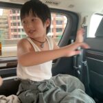 Edward Chen Instagram - 他們還沒學會寫字，但是他們最後用寫字來表達愛。 - 1.「打勾勾不許騙」這是我為了讓他們答應我長大之後還會記得我的無賴承諾語！ 2.我很愛偷偷搔癢他們，因為他們都會吃對方的醋或者有時候吵架氣噗噗，但最終因為搔癢總是會和好！ 3.他說他很愛抖音神曲！每天要我唱給他聽，我也因此學會一堆洗腦神曲，收工他們回家睡覺了我還在路上一路哼到家裡 4.嗯…釋小願很愛我的鬍渣，原本戲裡都是刮乾淨的，但為了讓他撓癢癢我會偷偷等到開工了才刮！ 5.又是蟲，到哪都有蟲，沒關係，我跟他們說這些蟲都是訓練他們變成功夫王者的挑戰，所以他們不會讓任何蟲靠近我！為了不是保護我而是為了證明他們是功夫王者！ 6.純粹展現….小孩子無限的電量…..辛苦了昊森….. - 好了，這是今天的小子回憶錄：） @kidsmovie0208 #小子
