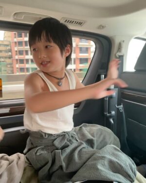 Edward Chen Instagram - 他們還沒學會寫字，但是他們最後用寫字來表達愛。
-
1.「打勾勾不許騙」這是我為了讓他們答應我長大之後還會記得我的無賴承諾語！
2.我很愛偷偷搔癢他們，因為他們都會吃對方的醋或者有時候吵架氣噗噗，但最終因為搔癢總是會和好！
3.他說他很愛抖音神曲！每天要我唱給他聽，我也因此學會一堆洗腦神曲，收工他們回家睡覺了我還在路上一路哼到家裡
4.嗯…釋小願很愛我的鬍渣，原本戲裡都是刮乾淨的，但為了讓他撓癢癢我會偷偷等到開工了才刮！
5.又是蟲，到哪都有蟲，沒關係，我跟他們說這些蟲都是訓練他們變成功夫王者的挑戰，所以他們不會讓任何蟲靠近我！為了不是保護我而是為了證明他們是功夫王者！
6.純粹展現….小孩子無限的電量…..辛苦了昊森…..
-
好了，這是今天的小子回憶錄：）
@kidsmovie0208 #小子
