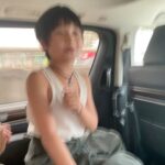 Edward Chen Instagram - 他們還沒學會寫字，但是他們最後用寫字來表達愛。 - 1.「打勾勾不許騙」這是我為了讓他們答應我長大之後還會記得我的無賴承諾語！ 2.我很愛偷偷搔癢他們，因為他們都會吃對方的醋或者有時候吵架氣噗噗，但最終因為搔癢總是會和好！ 3.他說他很愛抖音神曲！每天要我唱給他聽，我也因此學會一堆洗腦神曲，收工他們回家睡覺了我還在路上一路哼到家裡 4.嗯…釋小願很愛我的鬍渣，原本戲裡都是刮乾淨的，但為了讓他撓癢癢我會偷偷等到開工了才刮！ 5.又是蟲，到哪都有蟲，沒關係，我跟他們說這些蟲都是訓練他們變成功夫王者的挑戰，所以他們不會讓任何蟲靠近我！為了不是保護我而是為了證明他們是功夫王者！ 6.純粹展現….小孩子無限的電量…..辛苦了昊森….. - 好了，這是今天的小子回憶錄：） @kidsmovie0208 #小子