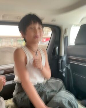 Edward Chen Instagram - 他們還沒學會寫字，但是他們最後用寫字來表達愛。
-
1.「打勾勾不許騙」這是我為了讓他們答應我長大之後還會記得我的無賴承諾語！
2.我很愛偷偷搔癢他們，因為他們都會吃對方的醋或者有時候吵架氣噗噗，但最終因為搔癢總是會和好！
3.他說他很愛抖音神曲！每天要我唱給他聽，我也因此學會一堆洗腦神曲，收工他們回家睡覺了我還在路上一路哼到家裡
4.嗯…釋小願很愛我的鬍渣，原本戲裡都是刮乾淨的，但為了讓他撓癢癢我會偷偷等到開工了才刮！
5.又是蟲，到哪都有蟲，沒關係，我跟他們說這些蟲都是訓練他們變成功夫王者的挑戰，所以他們不會讓任何蟲靠近我！為了不是保護我而是為了證明他們是功夫王者！
6.純粹展現….小孩子無限的電量…..辛苦了昊森…..
-
好了，這是今天的小子回憶錄：）
@kidsmovie0208 #小子