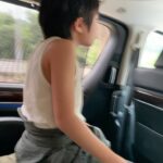 Edward Chen Instagram - 他們還沒學會寫字，但是他們最後用寫字來表達愛。 - 1.「打勾勾不許騙」這是我為了讓他們答應我長大之後還會記得我的無賴承諾語！ 2.我很愛偷偷搔癢他們，因為他們都會吃對方的醋或者有時候吵架氣噗噗，但最終因為搔癢總是會和好！ 3.他說他很愛抖音神曲！每天要我唱給他聽，我也因此學會一堆洗腦神曲，收工他們回家睡覺了我還在路上一路哼到家裡 4.嗯…釋小願很愛我的鬍渣，原本戲裡都是刮乾淨的，但為了讓他撓癢癢我會偷偷等到開工了才刮！ 5.又是蟲，到哪都有蟲，沒關係，我跟他們說這些蟲都是訓練他們變成功夫王者的挑戰，所以他們不會讓任何蟲靠近我！為了不是保護我而是為了證明他們是功夫王者！ 6.純粹展現….小孩子無限的電量…..辛苦了昊森….. - 好了，這是今天的小子回憶錄：） @kidsmovie0208 #小子