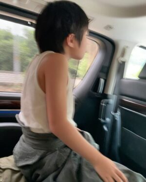 Edward Chen Instagram - 他們還沒學會寫字，但是他們最後用寫字來表達愛。
-
1.「打勾勾不許騙」這是我為了讓他們答應我長大之後還會記得我的無賴承諾語！
2.我很愛偷偷搔癢他們，因為他們都會吃對方的醋或者有時候吵架氣噗噗，但最終因為搔癢總是會和好！
3.他說他很愛抖音神曲！每天要我唱給他聽，我也因此學會一堆洗腦神曲，收工他們回家睡覺了我還在路上一路哼到家裡
4.嗯…釋小願很愛我的鬍渣，原本戲裡都是刮乾淨的，但為了讓他撓癢癢我會偷偷等到開工了才刮！
5.又是蟲，到哪都有蟲，沒關係，我跟他們說這些蟲都是訓練他們變成功夫王者的挑戰，所以他們不會讓任何蟲靠近我！為了不是保護我而是為了證明他們是功夫王者！
6.純粹展現….小孩子無限的電量…..辛苦了昊森…..
-
好了，這是今天的小子回憶錄：）
@kidsmovie0208 #小子