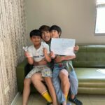 Edward Chen Instagram - 他們還沒學會寫字，但是他們最後用寫字來表達愛。 - 1.「打勾勾不許騙」這是我為了讓他們答應我長大之後還會記得我的無賴承諾語！ 2.我很愛偷偷搔癢他們，因為他們都會吃對方的醋或者有時候吵架氣噗噗，但最終因為搔癢總是會和好！ 3.他說他很愛抖音神曲！每天要我唱給他聽，我也因此學會一堆洗腦神曲，收工他們回家睡覺了我還在路上一路哼到家裡 4.嗯…釋小願很愛我的鬍渣，原本戲裡都是刮乾淨的，但為了讓他撓癢癢我會偷偷等到開工了才刮！ 5.又是蟲，到哪都有蟲，沒關係，我跟他們說這些蟲都是訓練他們變成功夫王者的挑戰，所以他們不會讓任何蟲靠近我！為了不是保護我而是為了證明他們是功夫王者！ 6.純粹展現….小孩子無限的電量…..辛苦了昊森….. - 好了，這是今天的小子回憶錄：） @kidsmovie0208 #小子