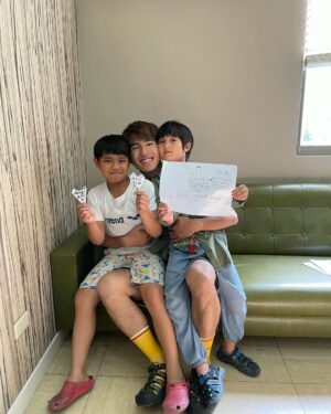 Edward Chen Instagram - 他們還沒學會寫字，但是他們最後用寫字來表達愛。
-
1.「打勾勾不許騙」這是我為了讓他們答應我長大之後還會記得我的無賴承諾語！
2.我很愛偷偷搔癢他們，因為他們都會吃對方的醋或者有時候吵架氣噗噗，但最終因為搔癢總是會和好！
3.他說他很愛抖音神曲！每天要我唱給他聽，我也因此學會一堆洗腦神曲，收工他們回家睡覺了我還在路上一路哼到家裡
4.嗯…釋小願很愛我的鬍渣，原本戲裡都是刮乾淨的，但為了讓他撓癢癢我會偷偷等到開工了才刮！
5.又是蟲，到哪都有蟲，沒關係，我跟他們說這些蟲都是訓練他們變成功夫王者的挑戰，所以他們不會讓任何蟲靠近我！為了不是保護我而是為了證明他們是功夫王者！
6.純粹展現….小孩子無限的電量…..辛苦了昊森…..
-
好了，這是今天的小子回憶錄：）
@kidsmovie0208 #小子