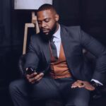 Efa Iwara Instagram – Who can guess what I was looking at in my phone?
A prize awaits the winner 
#TripleThreatEFA Lagos, Nigeria