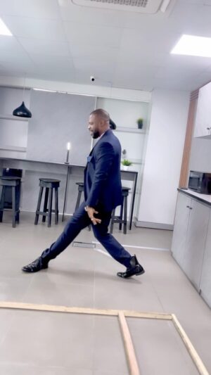 Efa Iwara Instagram - I challenge @chrisbrownofficial 
This is what happens when you have too much time between takes! 😂😂😂😂😂 🎥🎥🎥
#EFAtheThreat