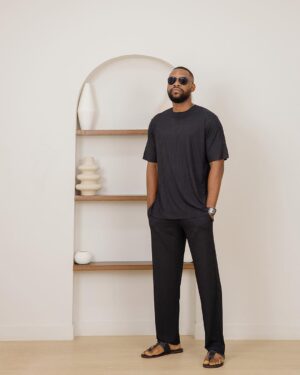 Efa Iwara Instagram - I’ve always wanted to explore the stylish side of loose fitting clothes.

My most comfortable outfit yet 🔥 

Introducing the Curban pleat loosefit two piece set.
(It’s the last slide for me 😂)

TO ORDER :
Whatsapp 08038438212
Or
www.curbanplace.com 

Photography - @uncleth14
Production - @demiladealao