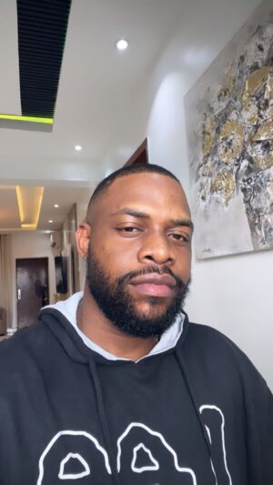 Efa Iwara Instagram - HE IS COOKING!
Who wants to eat my cooking this rainy afternoon?
#TripleThreatEFA