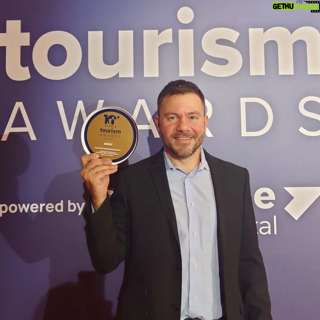 Eftyhis Bletsas Instagram - Την περασμένη εβδομάδα στα #tourismawards πήραμε Χρυσό βραβείο Ταξιδιωτικής εκπομπής για το "Τουρίστας στην πόλη μου" (επεισόδιο Happy Traveller στη Θεσσαλονίκη) που κάναμε σε συνεργασία με τον Οργανισμό Τουρισμού Θεσσαλονίκης! @thessaloniki.travel Ευχαριστούμε!! ΥΓ ευκαιρία να με δείτε και με κουστούμι 😃
