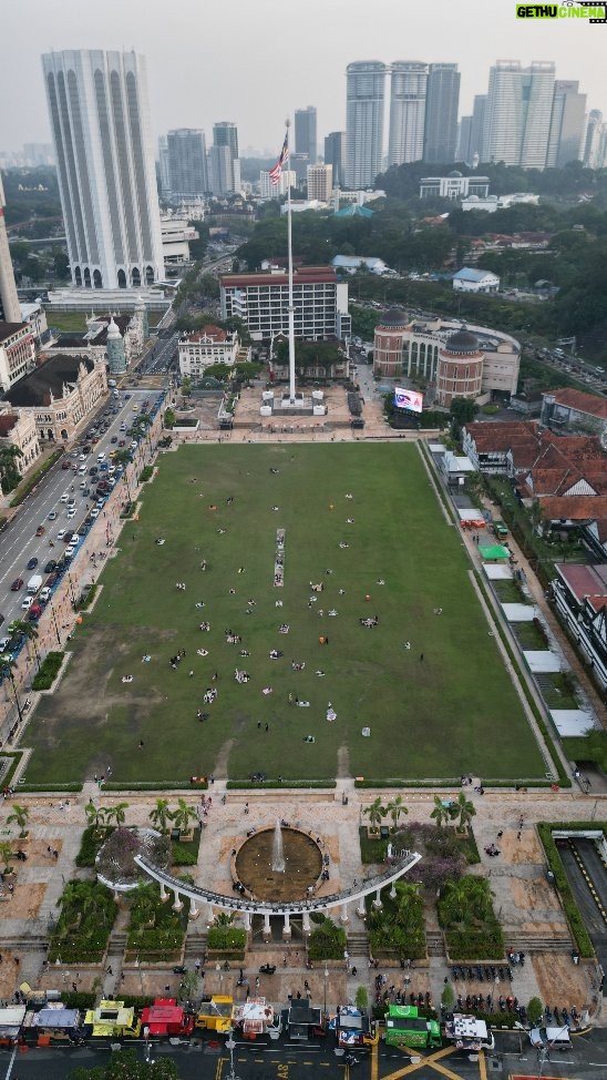 Eftyhis Bletsas Instagram - Που είμαστε; Ποια είναι αυτή η πλατεία; Τι είδους γήπεδο είναι αυτό;