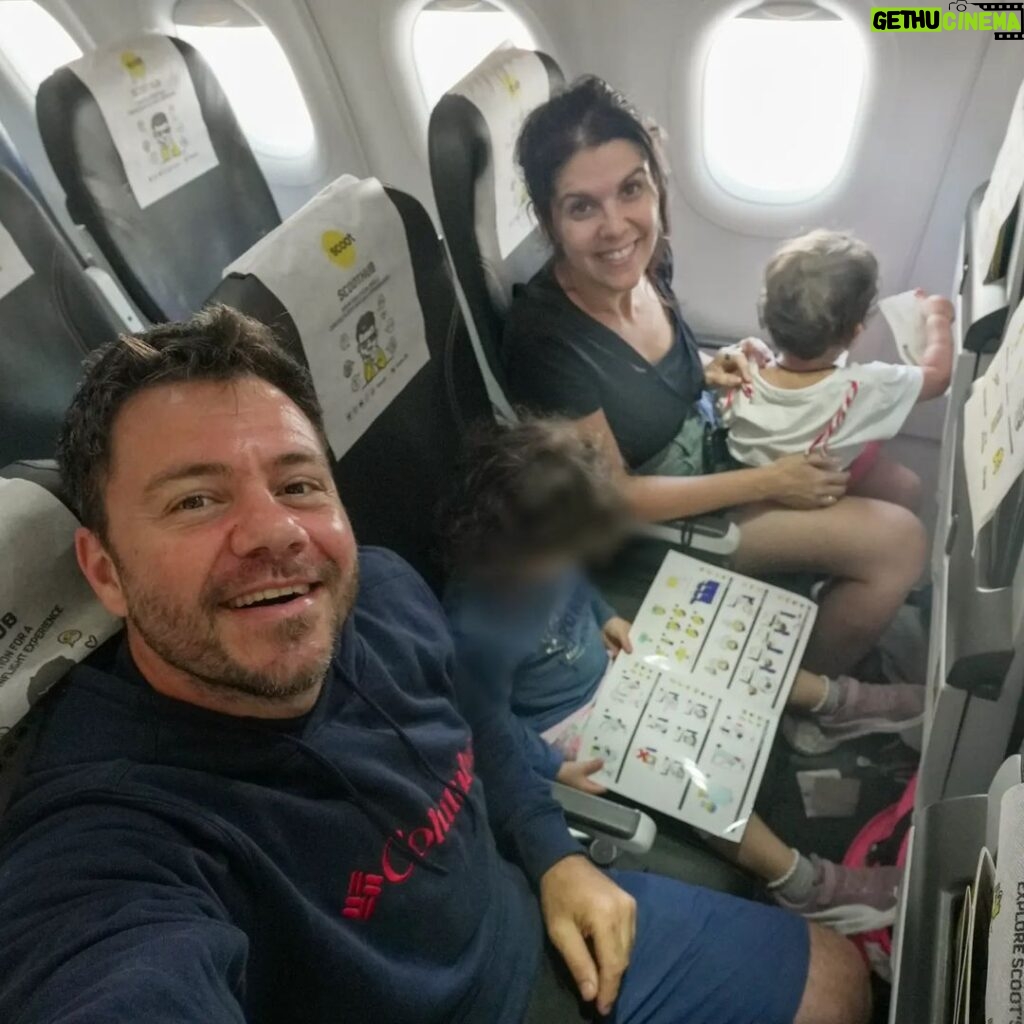 Eftyhis Bletsas Instagram - Καλή Μεγάλη εβδομάδα! Πάλι σε αεροπλάνο της @flyscoot και από Φιλιππίνες μέσω Σιγκαπούρης πάμε... Ακούω μαντεψιές!
