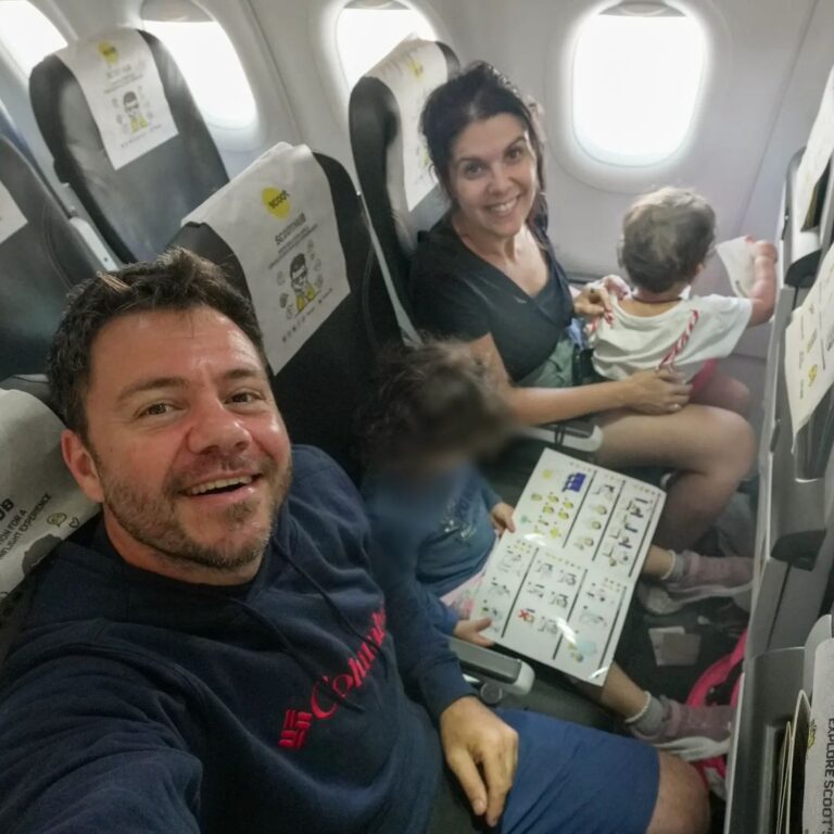 Eftyhis Bletsas Instagram - Καλή Μεγάλη εβδομάδα! Πάλι σε αεροπλάνο της @flyscoot και από Φιλιππίνες μέσω Σιγκαπούρης πάμε... Ακούω μαντεψιές!