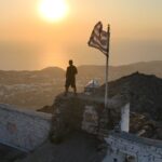 Eftyhis Bletsas Instagram - Αυτό κι αν άξιζε τον κόπο! Ξύπνημα 5πμ. Ξεκίνημα πεζοπορίας 5:25. Άφιξη στο ψηλότερο σημείο της Σίφνου 6:30 και έτσι προλάβαμε την ανατολή του ηλίου από το πιο επικό σημείο του νησιού, τον προφήτη Ηλία τον Αψηλό με το εντυπωσιακό μοναστήρι του 12ου αιώνα στα 682μ υψόμετρο. #HappyTraveller #sifnos Προφήτης Ηλίας